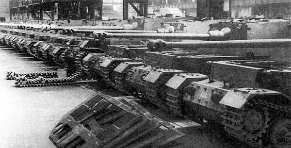 Готовые фердинанды в сборочном цехе завода Nibelungenwerke Апрель 1943 года - фото 154