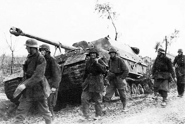 Солдаты дивизии Герман Геринг проходят мимо застрявшего в грязи Элефанта - фото 166