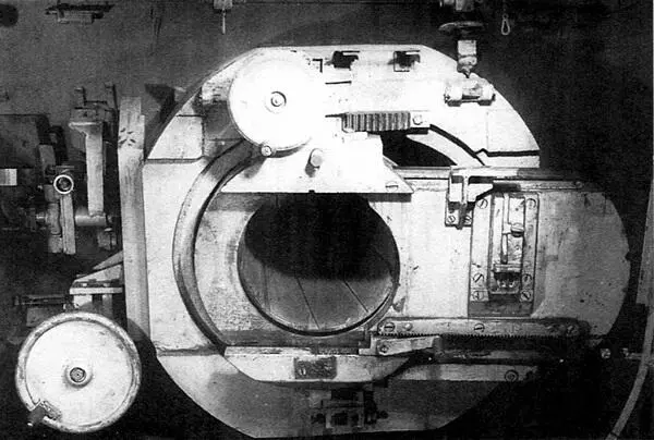 Вид на казённую часть бомбомёта Raketenwerfer 61 Затвор в открытом положении - фото 178