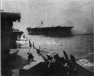 Горящий Принстон и приближающийся к нему легкий крейсер Бирмингем - фото 127