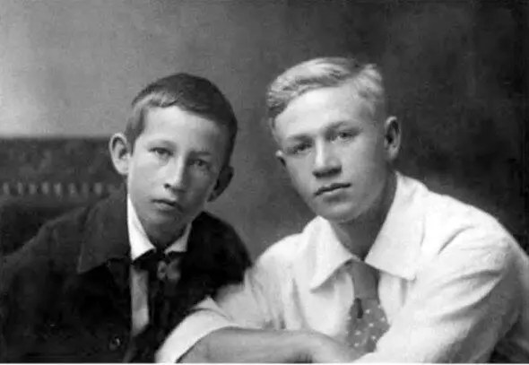 С братом Борисом 1938 г Космический корабль Восток В кабине Востока - фото 4
