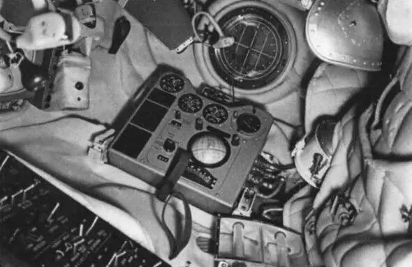 В кабине Востока Спускаемый аппарат корабля Восход приземлился 1964 г - фото 6