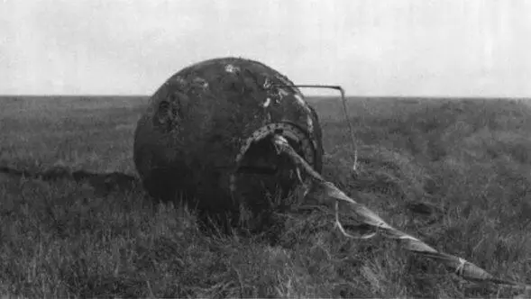 Спускаемый аппарат корабля Восход приземлился 1964 г Во время подготовки - фото 7