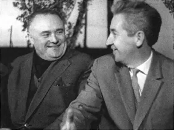 Перед космическим полетом С П Королев изображает отеческую заботу 1964 г - фото 9