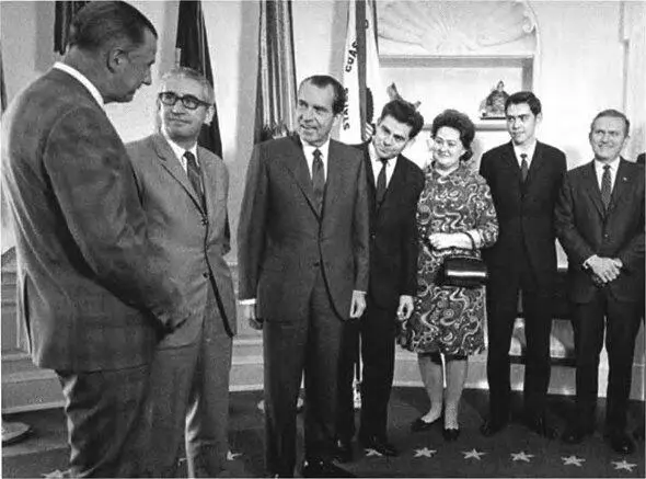 Делегация советских космонавтов на приеме у президента США Ричарда Никсона - фото 14