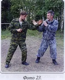 14 Рубящий удар по ноге противника фото 24 15 Круговой удар локтем в - фото 75