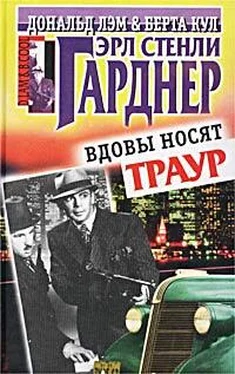 Эрл Гарднер Вдовы носят траур обложка книги