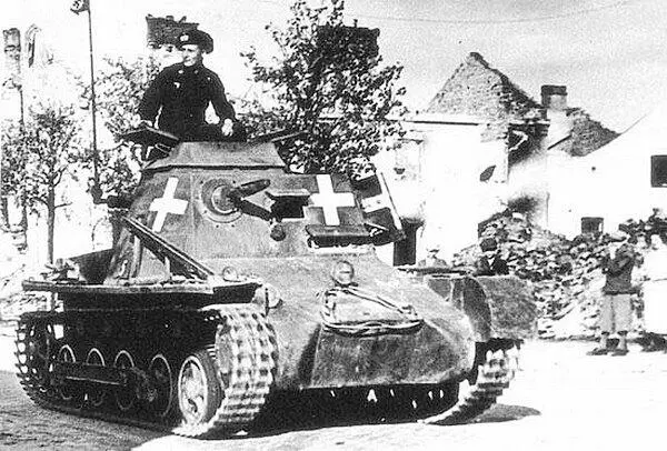 Командирский танк KlPzBfWg на улице одного из польских городов 1939 год - фото 43