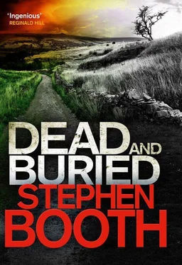 Stephen Booth Dead And Buried обложка книги