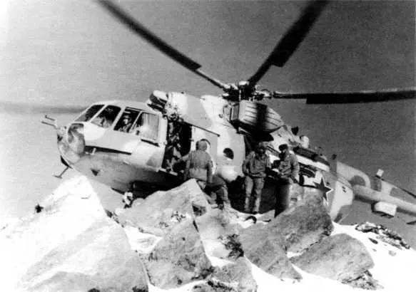 Ми8МТ на высокогорном посту Ми8 50го осап на стоянке в Кабуле зима 1988 - фото 6