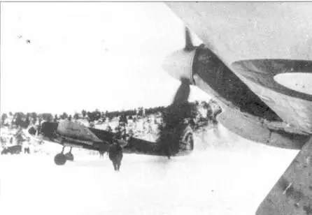 Аэродром Ваенга осень 1941 г На переднем плане Hawker Hurricane из 151 stWing - фото 112