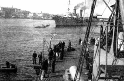 На баке и юте Иоанна Златоустаперед выходом в море Поначалу провели лишь - фото 32