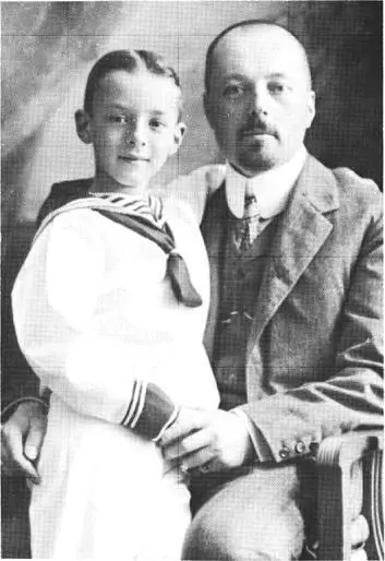 My father aged thirtyfive with me aged seven St Petersburg 1906 It is - фото 10