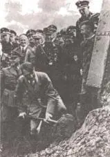 Адольф Гитлер на закладке автобана Да что там автомобили немцы к 1943 г - фото 20