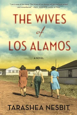 TaraShea Nesbit The Wives of Los Alamos обложка книги