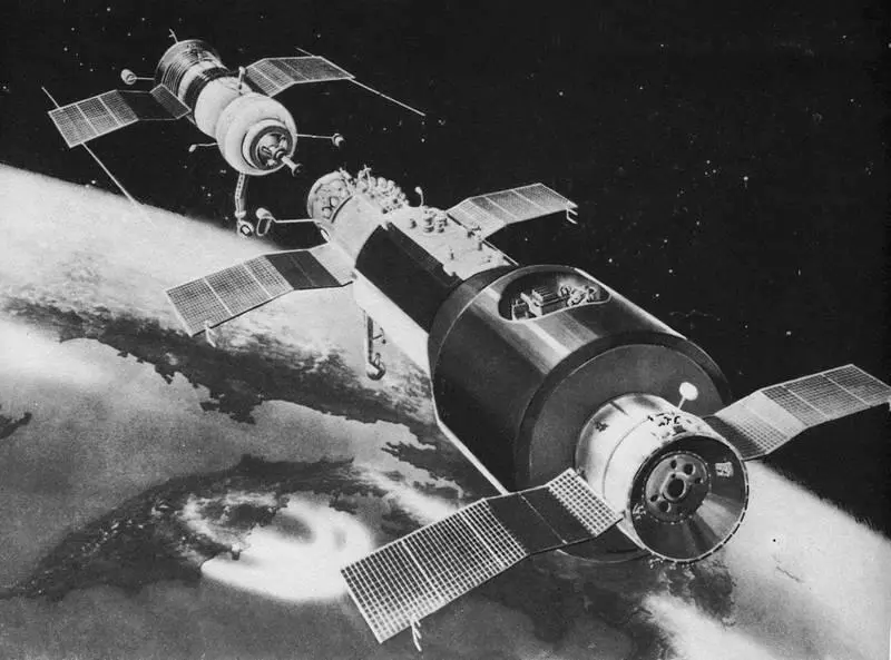 Станция Салют и транспортный корабль Союз перед стыковкой 1971 г - фото 35