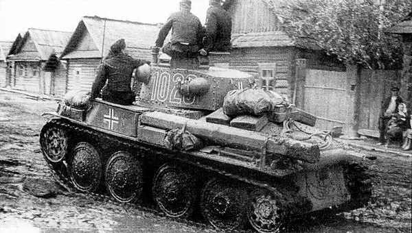 Pz38t AusfF на улице белорусской деревни Судя по тактическому значку рядом - фото 41