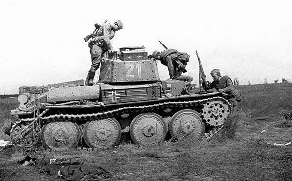 Красноармейцы осматривают подбитый танк Pz38t AusfG Июль 1941 года Тем - фото 43