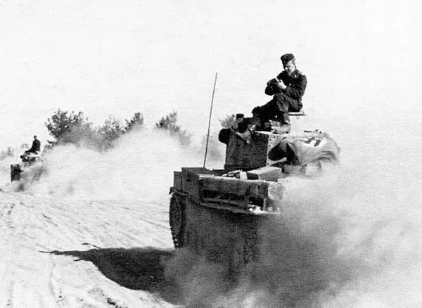Колонна танков Pz38t AusfC Восточный фронт лето 1941 года Флаг со - фото 46