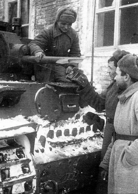 Красноармейцы осматривают брошенный немцами командирский танк PzBefWg38t с - фото 53