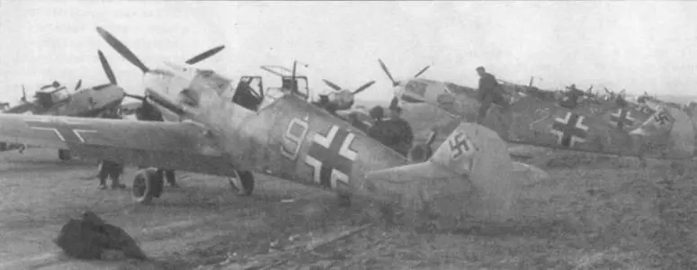 Серия из трех фотографии Me 109Е из IJG 3 выруливает па старт - фото 10