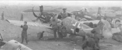 Взорванный Me 109G на аэродроме Жиромон весна 1945 года Видно что это очень - фото 113