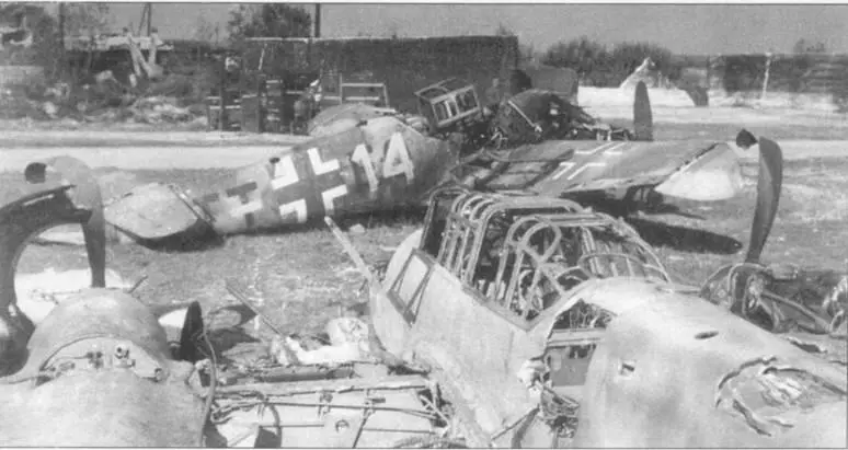 Взорванный Me 109G на аэродроме Жиромон весна 1945 года Видно что это очень - фото 114