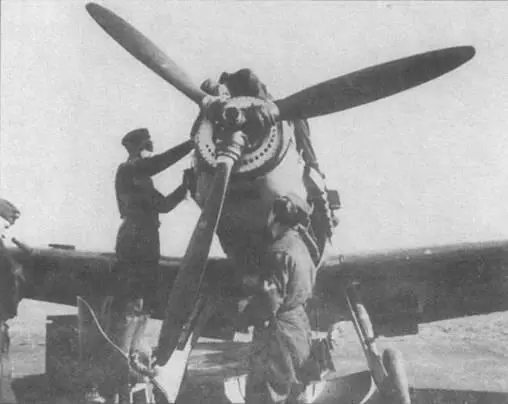Два снимка Me 109Е из ErpGr 210 во время осмотра двигателя Теодоры среди - фото 12