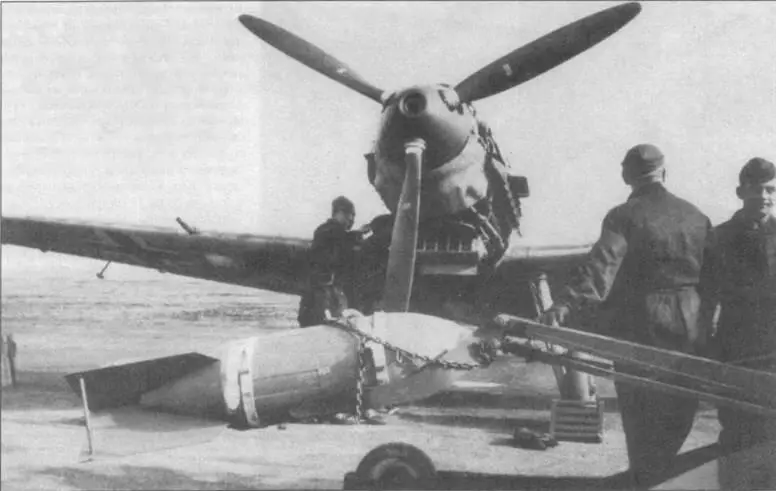 Серия из четырех снимков Подготовка к вылету Me 109ЕВ из экспериментальной - фото 16