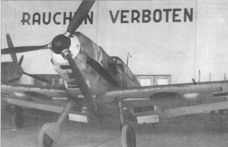 Me 109Е из IJG 27 в ангаре где то на территории Рейха весна 1941 года - фото 24