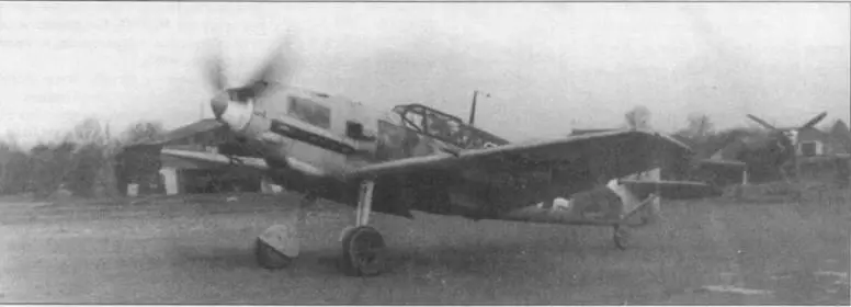 Серия из трех фотографии Me 109Е из IJG 3 выруливает па старт - фото 8