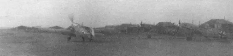 Серия из трех фотографии Me 109Е из IJG 3 выруливает па старт - фото 9