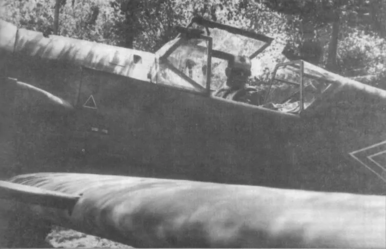 Командир lJLG 2 капитан Трюбенбах в кабине своего Эмиля4 август 1940 - фото 106