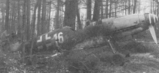 Два снимка Me 109K4 белая 16 из IJG 53 май 1945 года Камуфляж 8183 с - фото 10