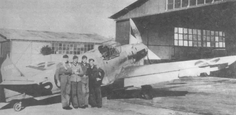 Me 109В ранней серии Вероятно снимок сделан в ходе перекраски самолета после - фото 62