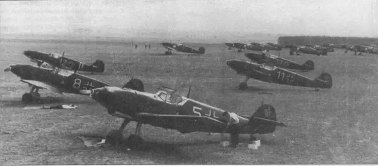 Несколько самолетов из JGr 102 на аэродроме ГроссШтайн август 1939 года На - фото 66