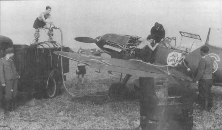 Me 109D из lJG 71 позднейшей IIJG 51 Идет подготовка к боевому вылету На - фото 69