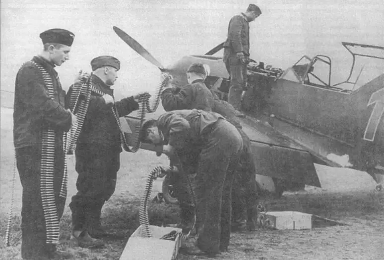 Зарядка пулеметов на Me 109Е1 WNr 3396 из 8JG 51 весна 1939 года 15 - фото 74