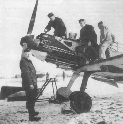 Осмотр двигателя Me 109Е из 6JG 51 Энтинген декабрь 1939 года Первый - фото 95