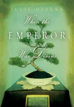 Julie Otsuka When the Emperor Was Divine обложка книги