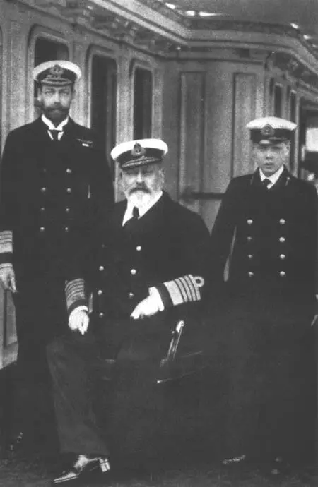 Линия престолонаследия будущий король Эдуард VIII с отцом и дедом 1908 г - фото 5