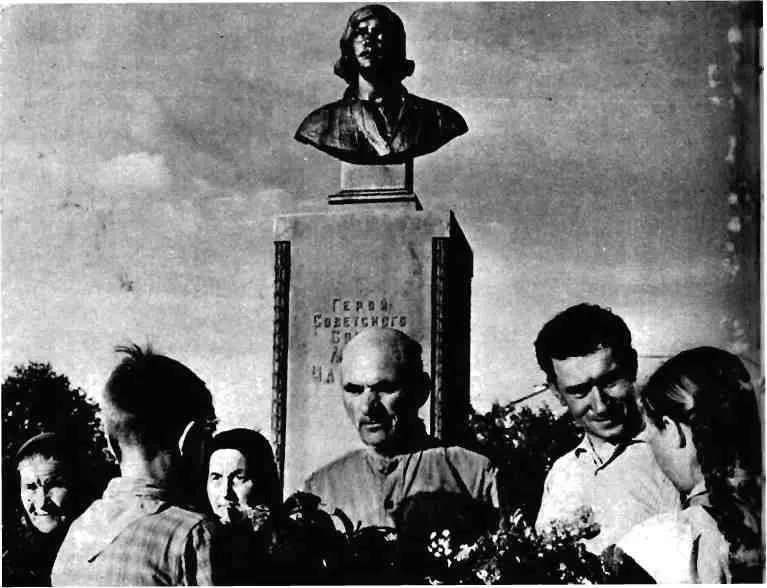 У могилы Лизы Чайкиной слева направо мать Лизы Ксения Прокофьевна - фото 24