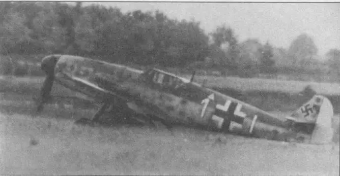 Me 109G5R3 позднего выпуска с высоким деревянным килем Машина принадлежит - фото 46