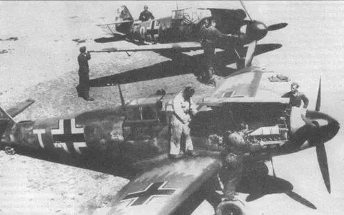Пара разведывательных Me 109F проходят профилактику Обратите внимание на - фото 66