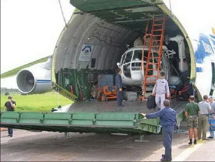 Выгрузка вертолета Ми8МТВ из транспортного самолета Ан124 Руслан Как - фото 37