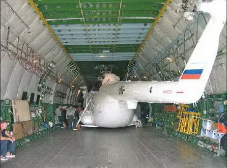 Выгрузка вертолета Ми8МТВ из транспортного самолета Ан124 Руслан Как - фото 38