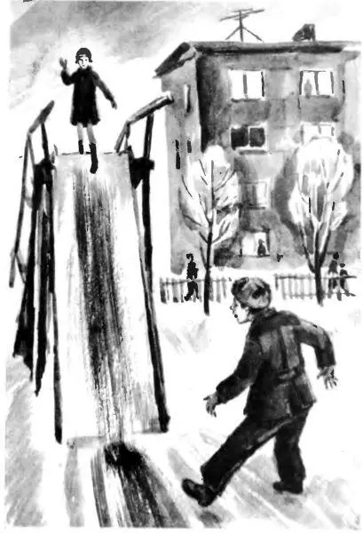 Наконецто поняла Мишка встал у подножия горки но совсем не с тем намерением - фото 26