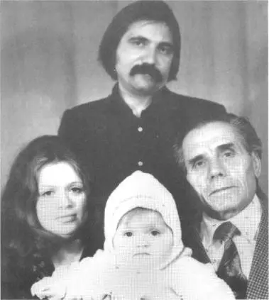 Юрий Лонго с женой Людмилой Никитиной отцом Андреем Ивановичем и Дочкой - фото 6