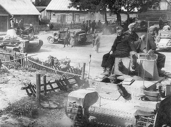Подразделение 6й танковой дивизии на привале в литовской деревне Июль 1941 - фото 33