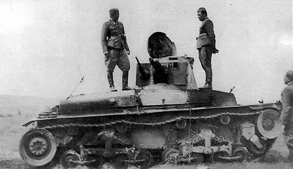 Словацкие офицеры осматривают танк LT vz35 подбитый советскими войсками Июль - фото 42